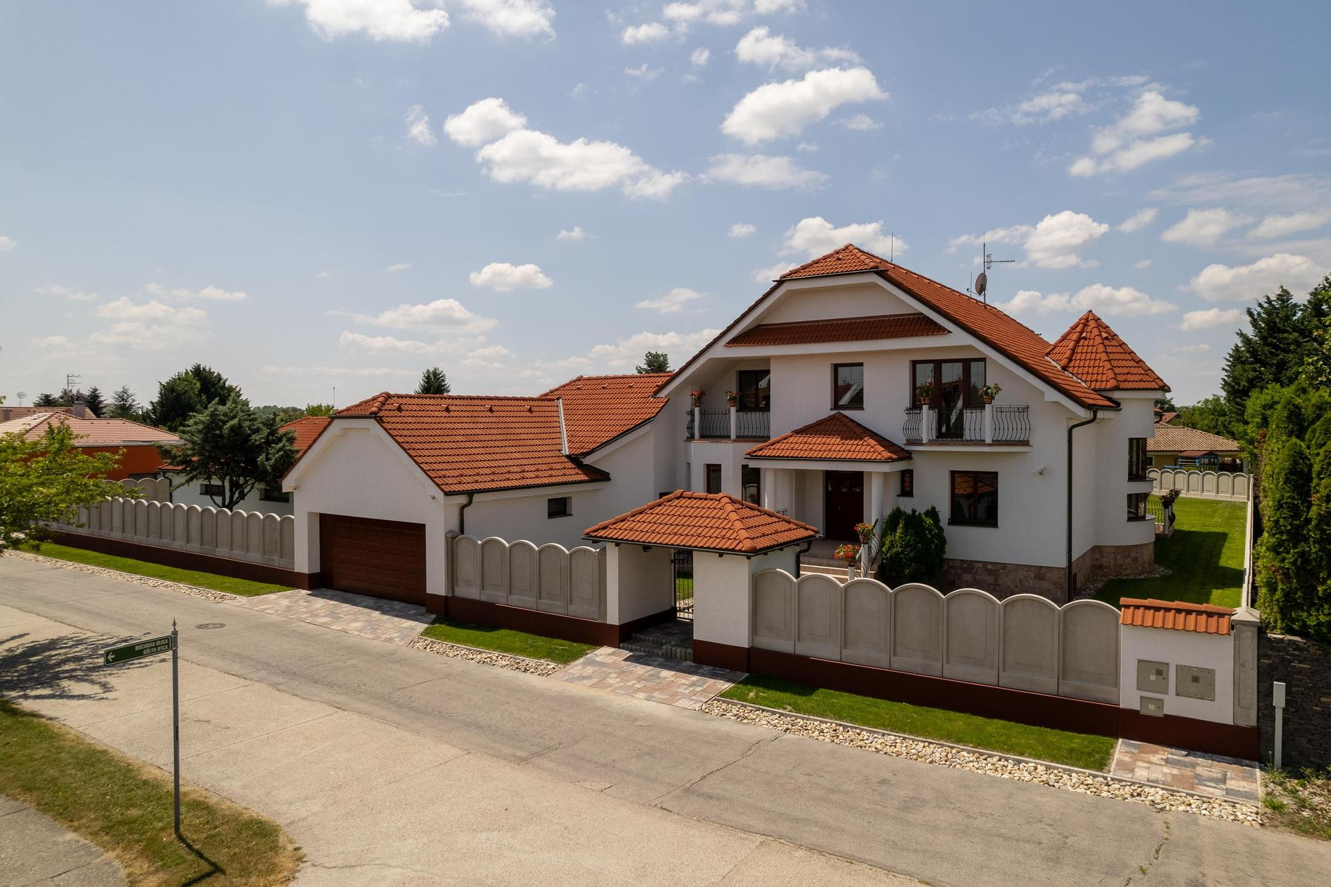 Luxusné rodinné sídlo s veľkým pozemkom a krytým bazénom v Šamoríne - VIDEO