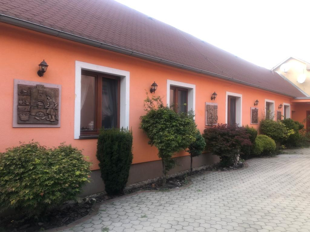 ZNÍŽENÁ  CENA!!! Rodinný dom v Slovenskom Grobe, momentálne využivaný ako reštaurácia