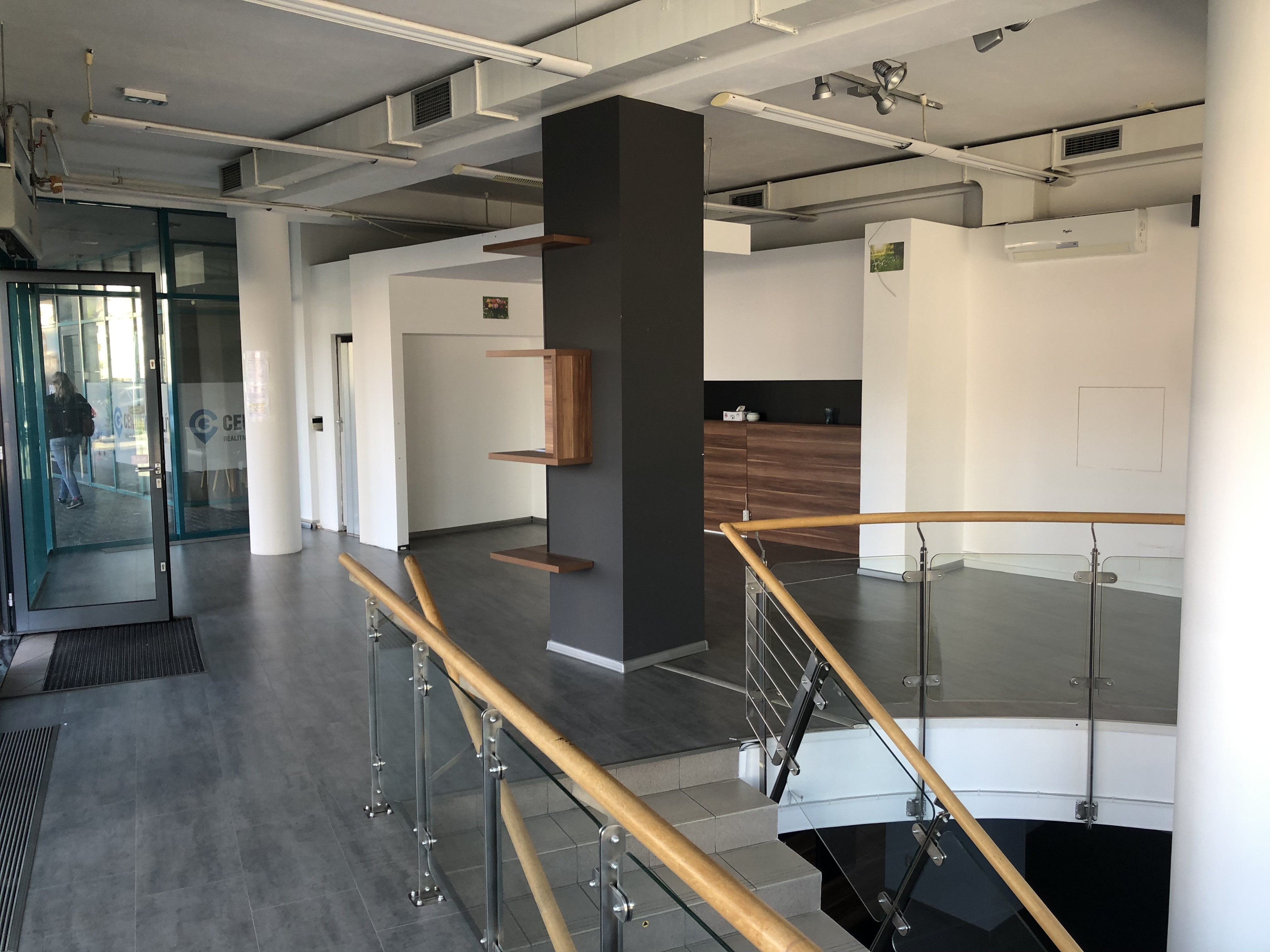 Lukratívny obchodný priestor 300 m2 vedľa OC VIVO, Vajnorská ulica