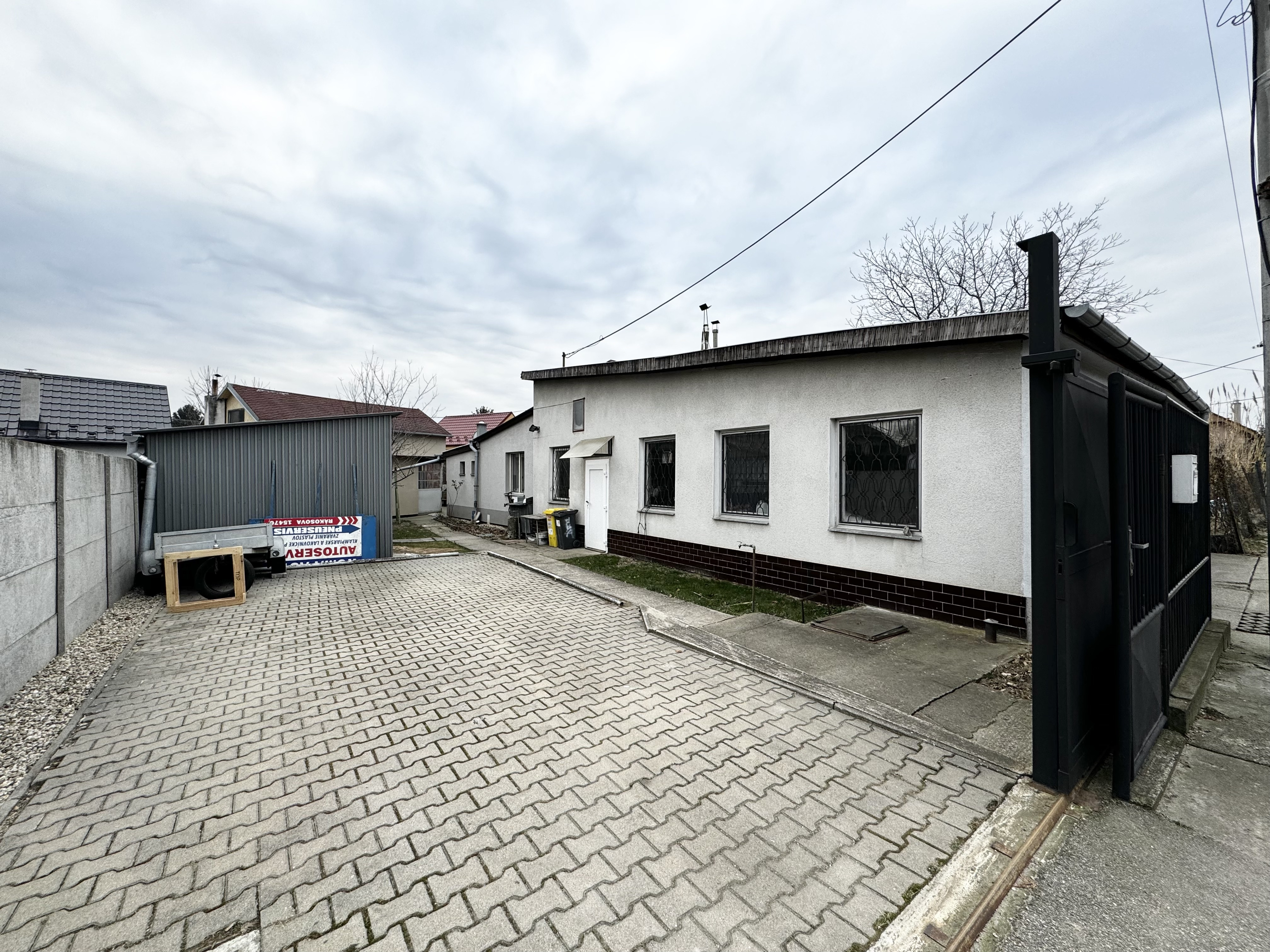 Zabehnutý autoservis v Ružinove na Rákosovej ul.