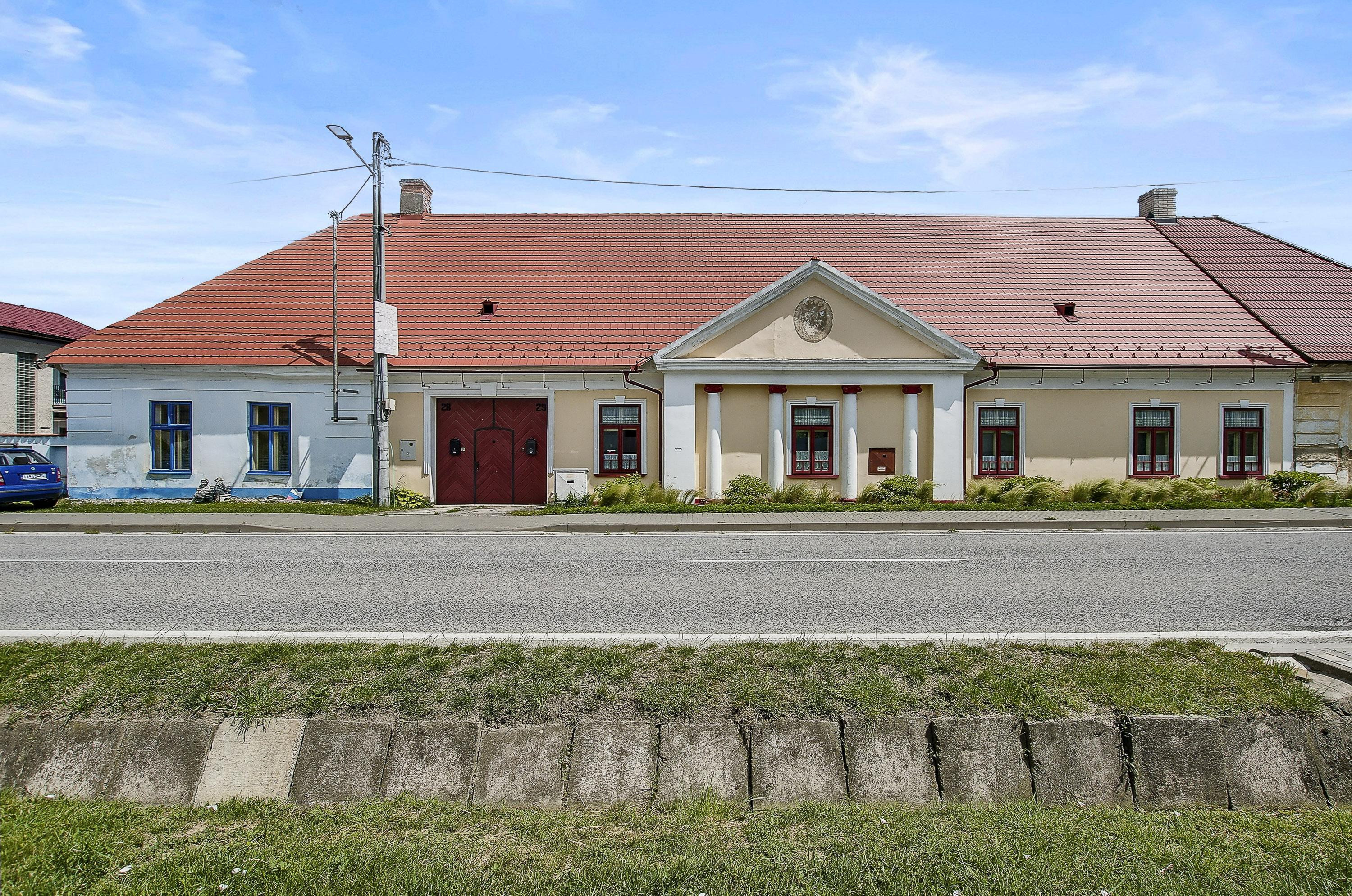 Historická kúria s nádherným pozemkom a rodinným domčekom na predaj.