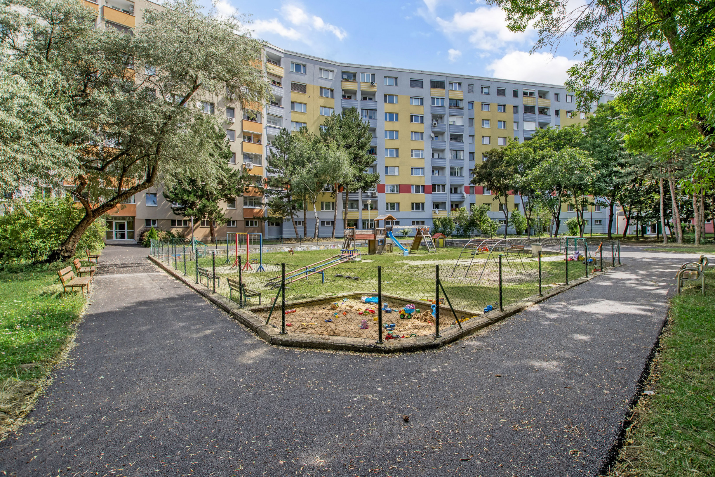 Investičný 4-izbový v tichej lokalite v Petržalke