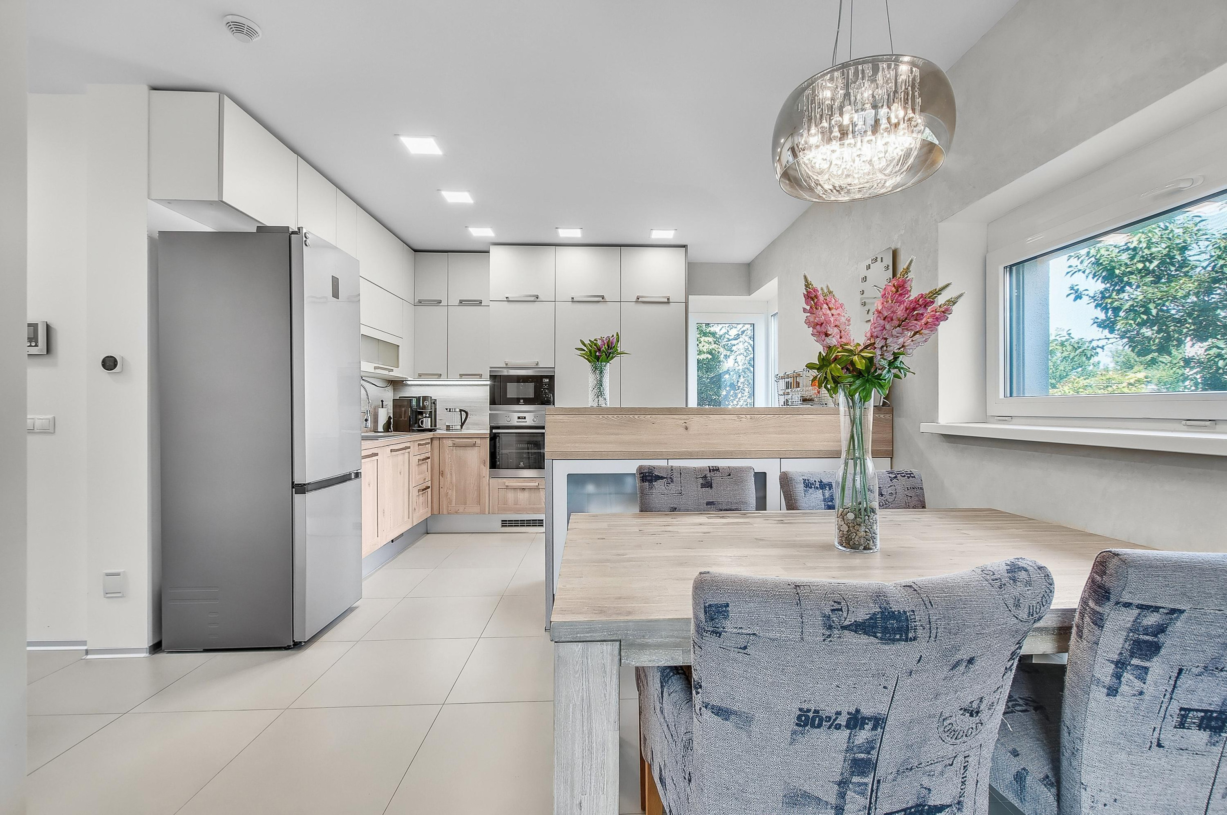 REZERVOVANE  Moderný 4 izbový rodinný dom so zimnou záhradou, saunou , dvojgarážou v lukratívnej lokalite Chorvátsky Grob, časť Čierna voda