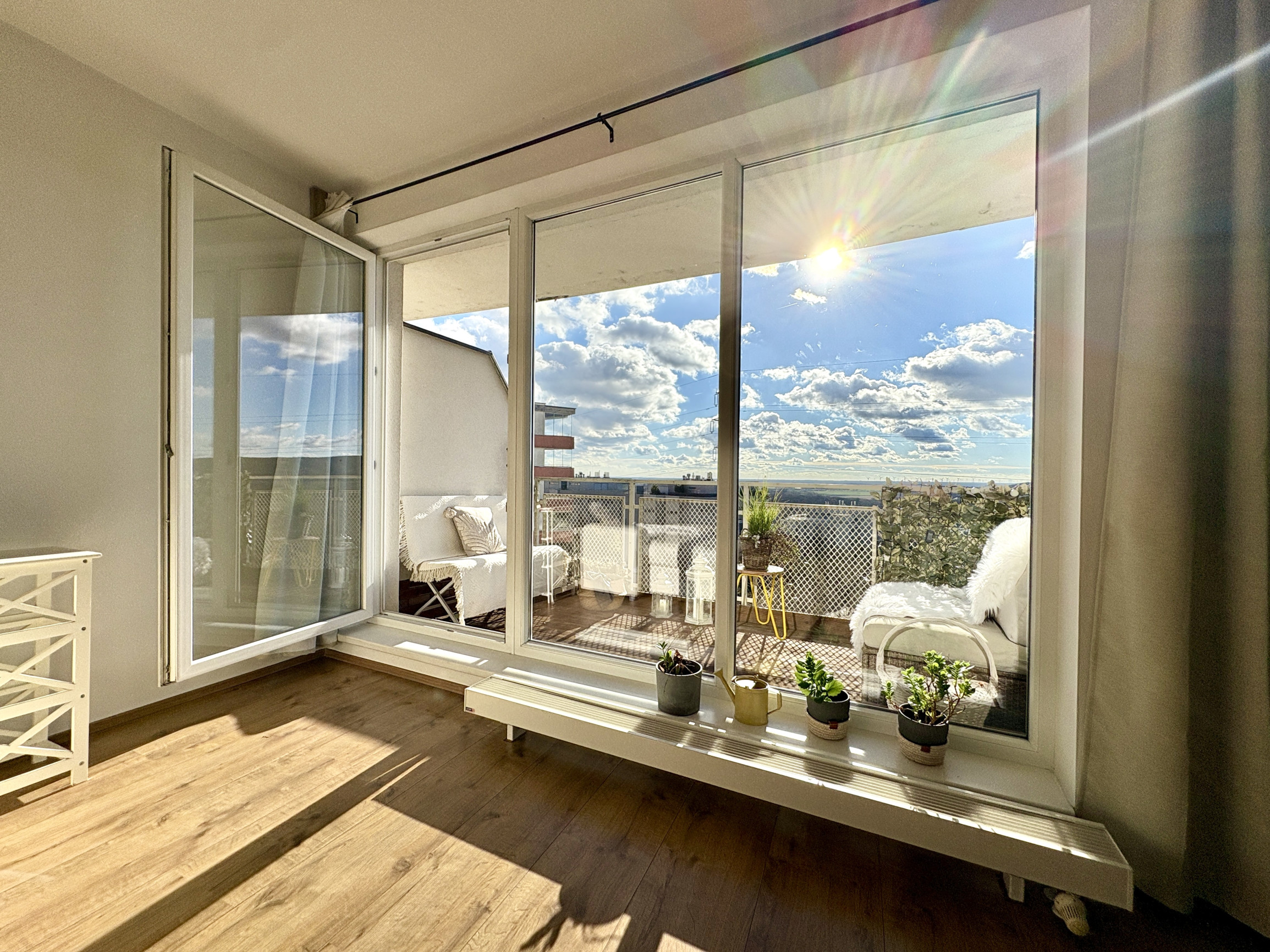 Priestranný 2,5i byt s unikátnym výhľadom z terasy - VIDEO