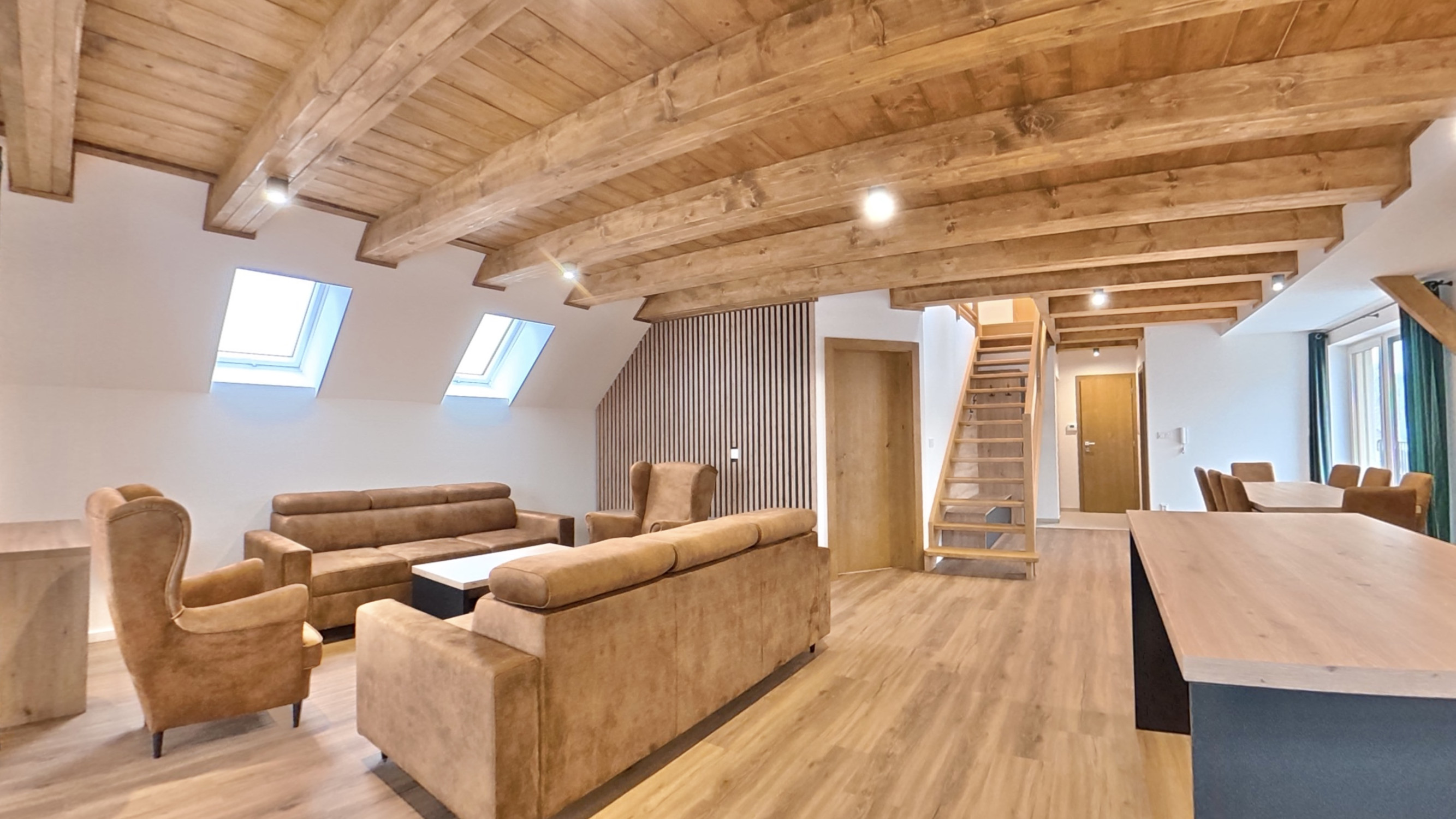 Veľký 4-izbový podkrovný mezonet v novostavbe – centrum Zázrivá - VIDEO