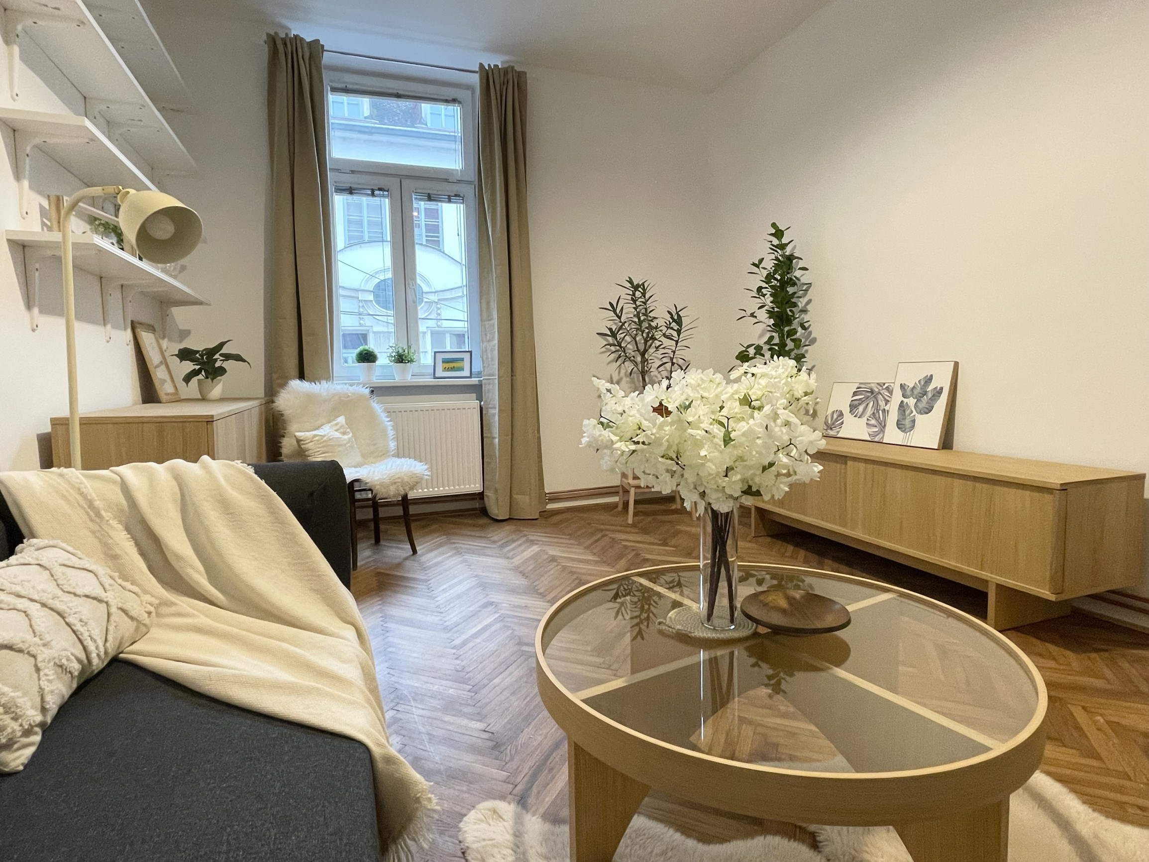 2-izbový staromestský byt s vysokými stropmi | 29. augusta | ihneď voľný