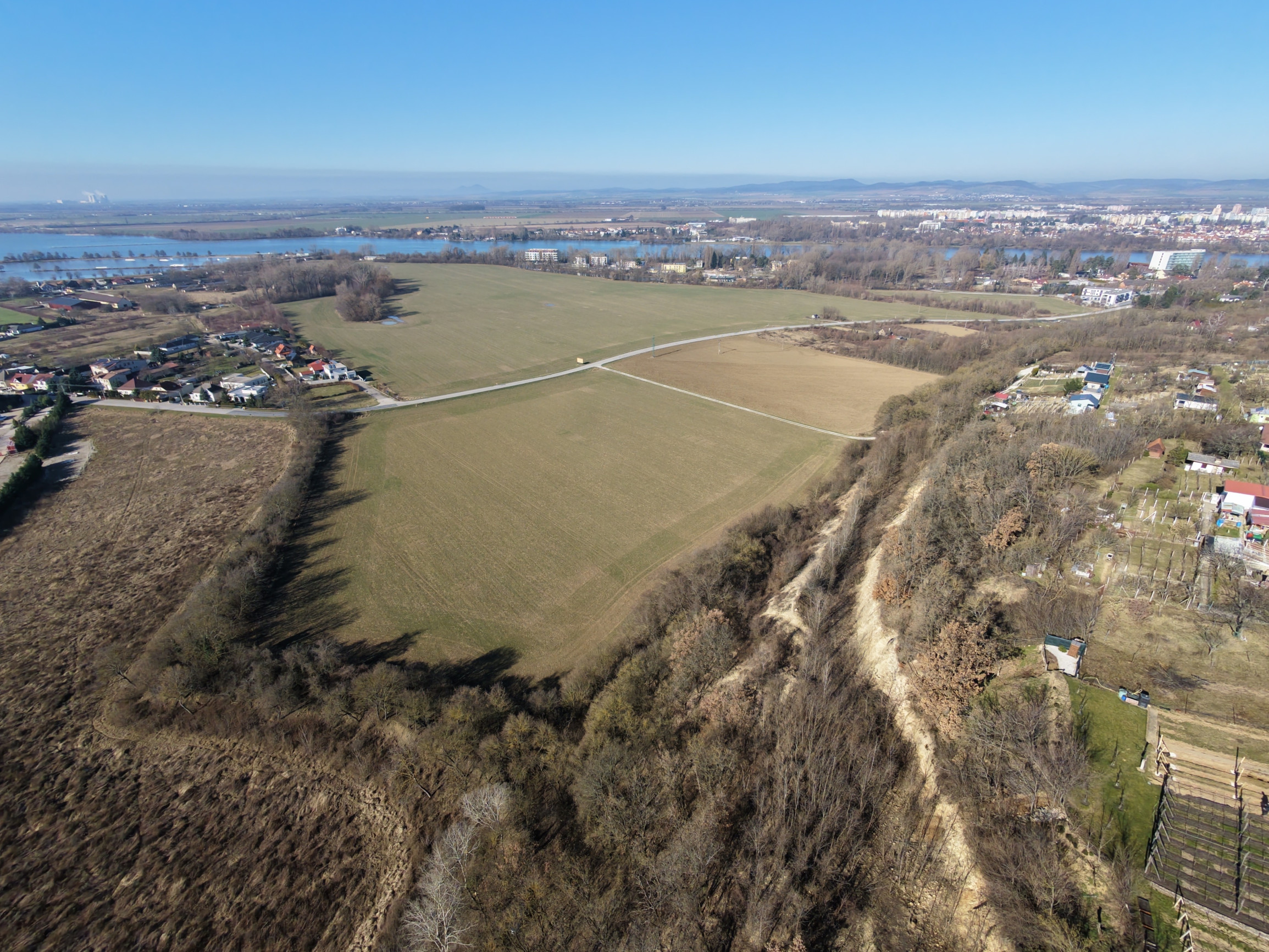 Pozemok na samote. Ratnovce, Banka pri Piešťanoch, 5402m2