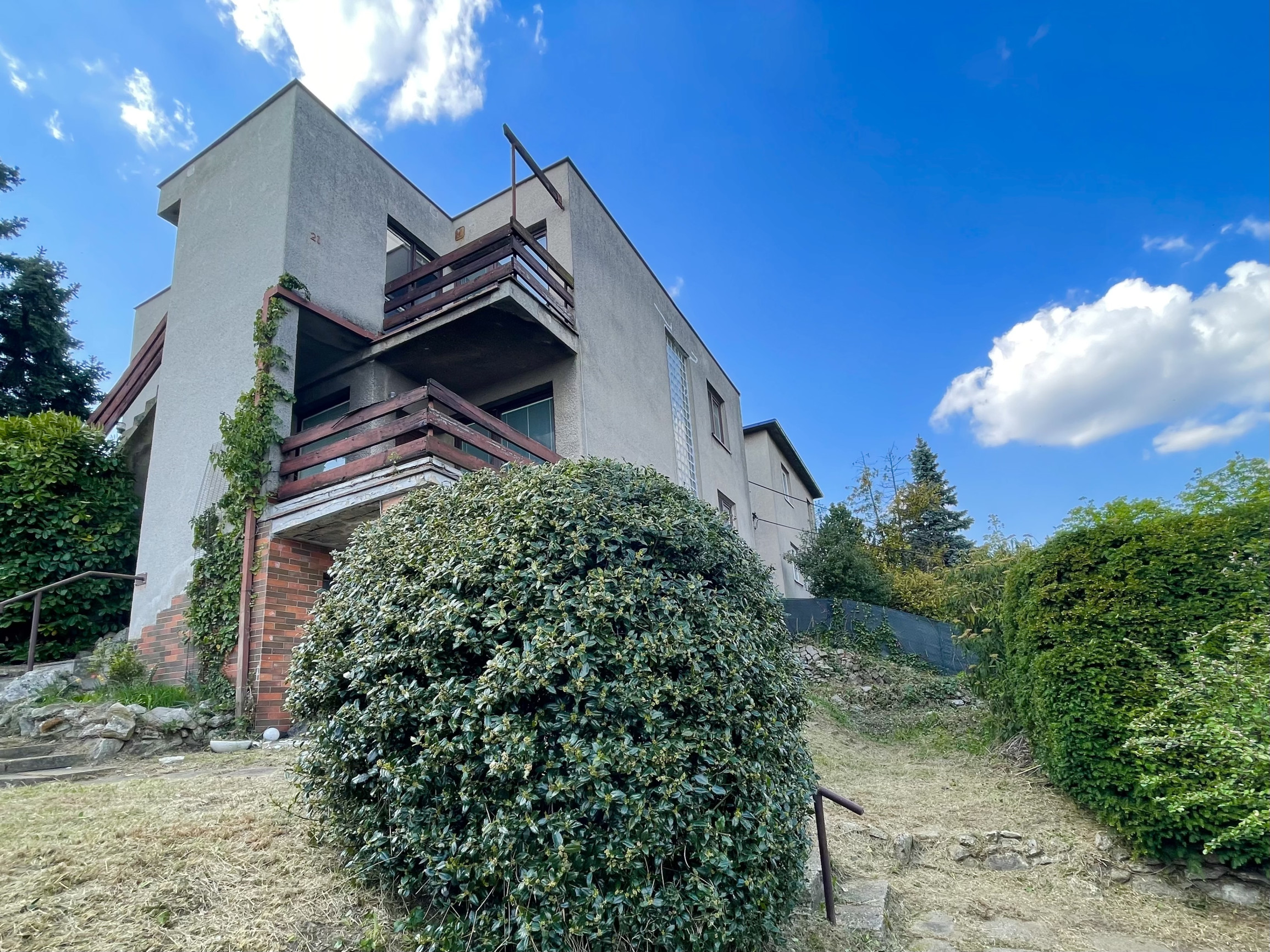 KOLIBA – HLAVNÁ ULICA | Rodinný dom s 2 bytmi, na pozemku 553 m² s krásnymi výhľadmi na BA | investícia / prestavba / nový projekt