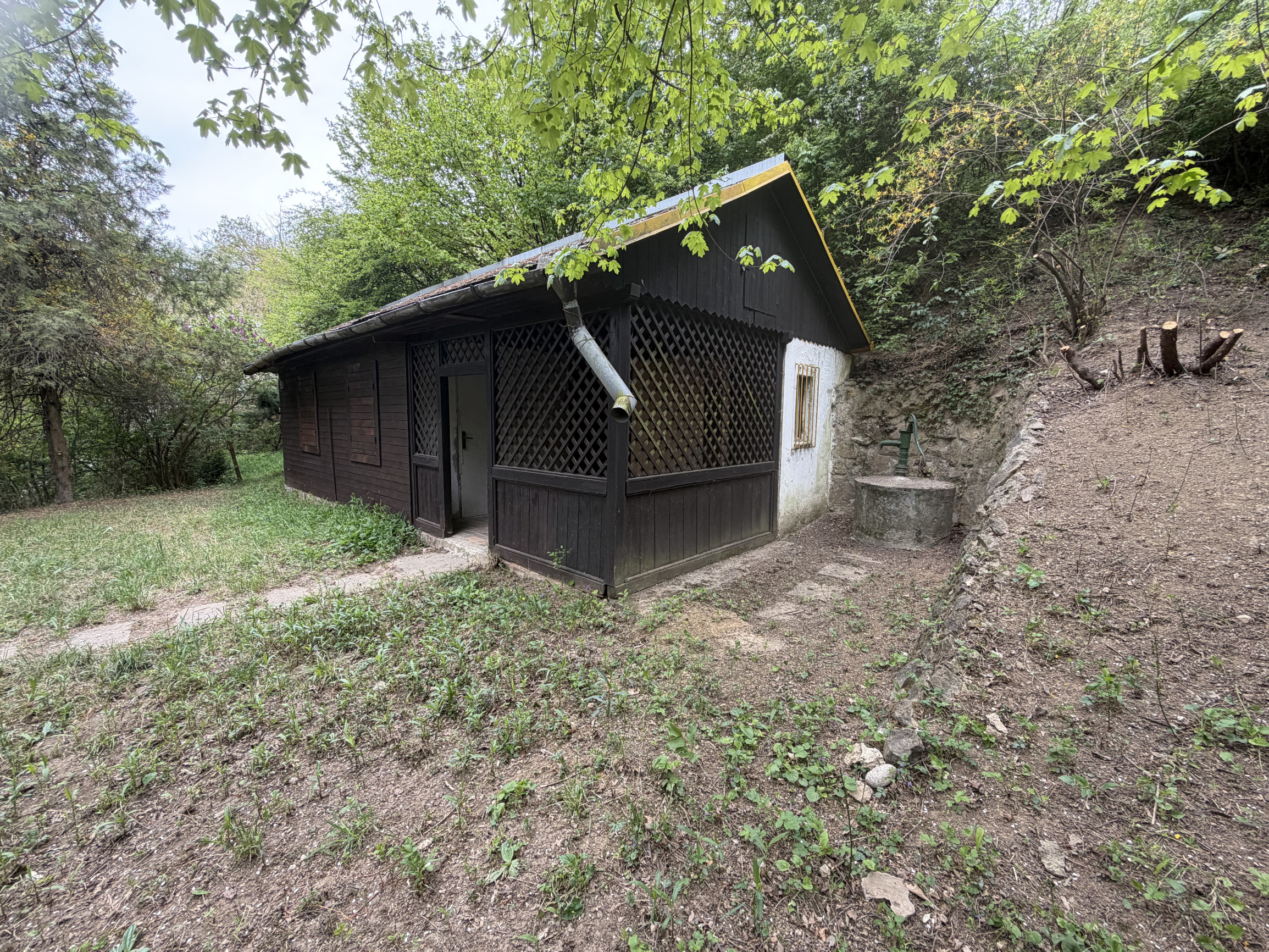 Chata na samote. Pozemok 5402m2, Ratnovce, pri Piešťanoch.