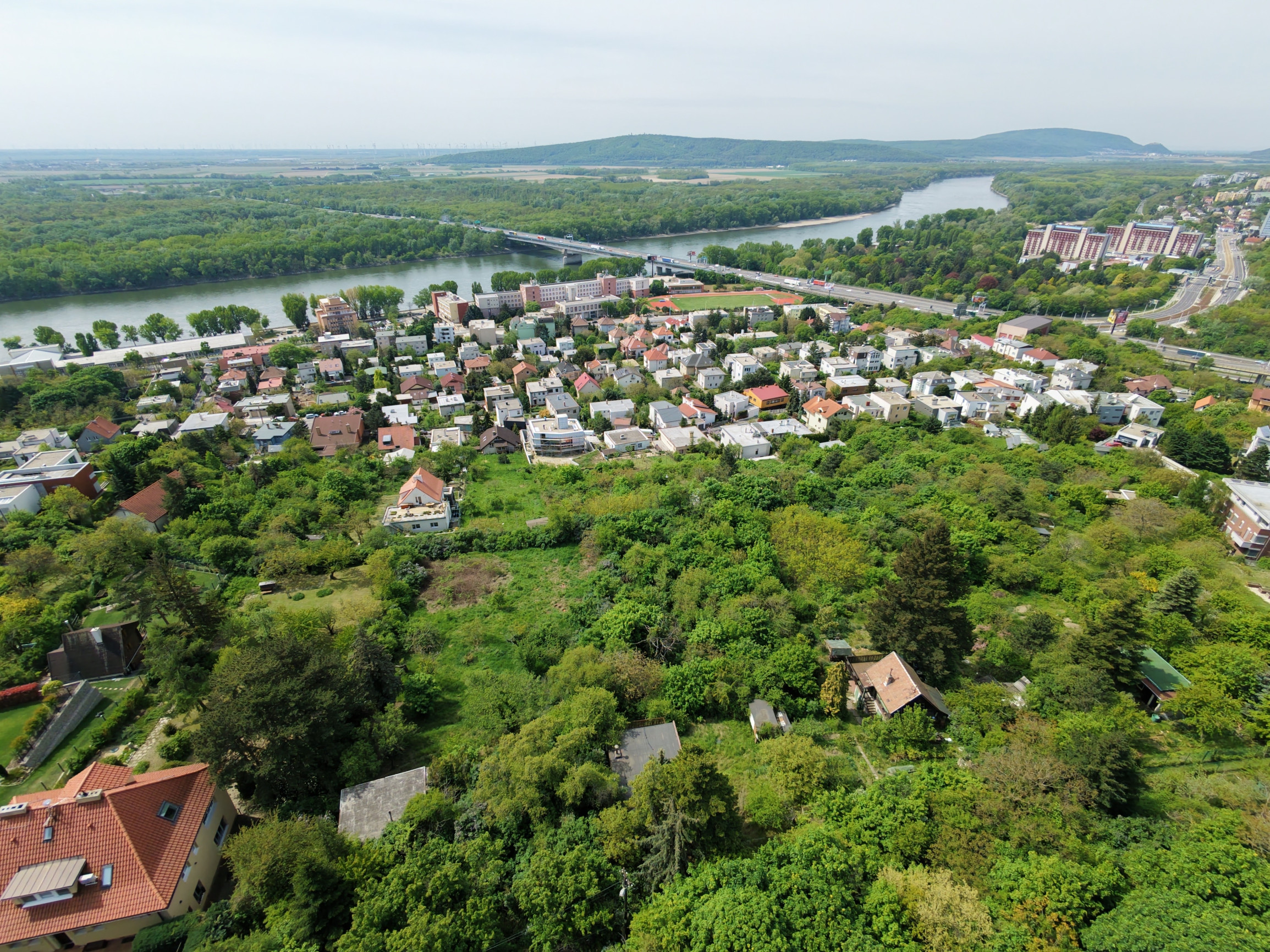 Dva susediace pozemky na Hradnom kopci. Bôrik, Bratislava