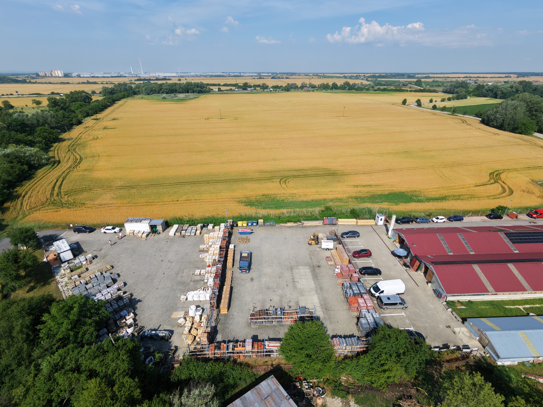 Spevnená plocha 1 050 m² pre nákladné autá, kontajnery a skladovanie – Záhorská Bystrica, D2