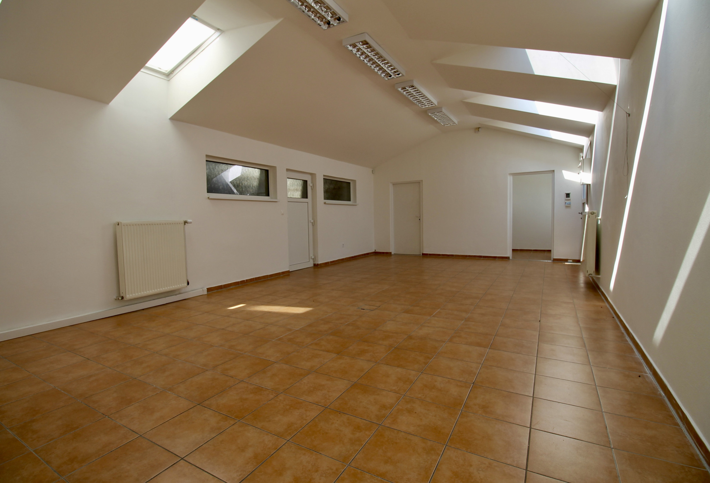 Atraktívne kancelárske priestory 100 m² s veľkým parkovaním – Záhorská Bystrica