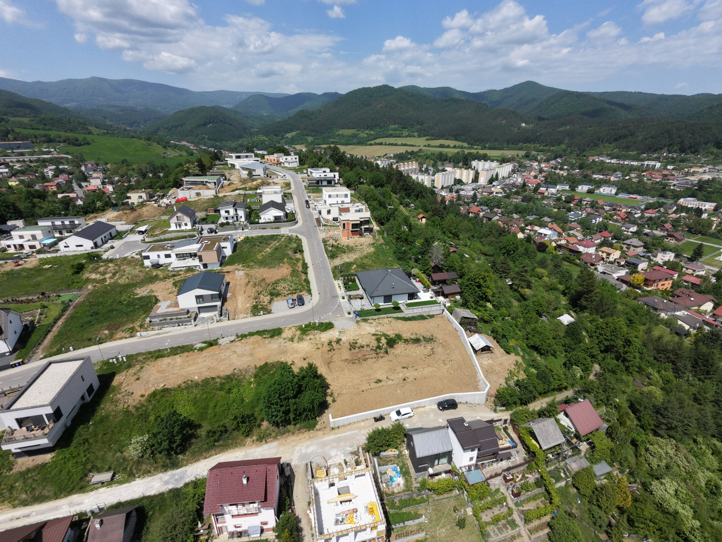Exkluzívny pozemok so stavebným povolením a  panoramatickým výhľadom