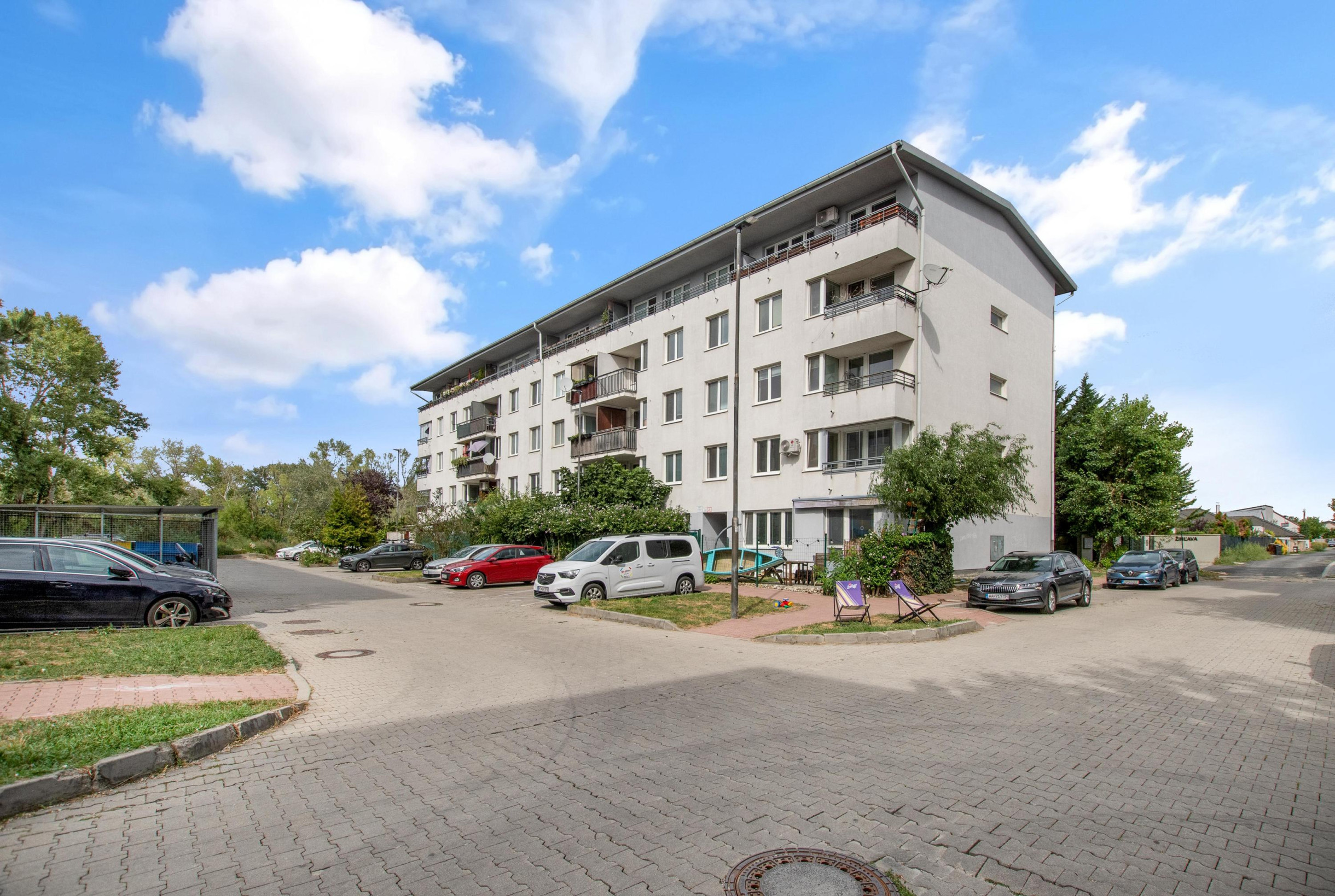 Svetlý 2-izbový byt s balkónom a klimatizáciou na Píniovej ulici