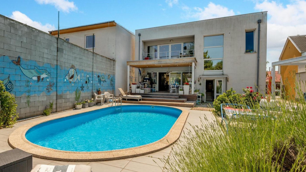 Rodinný dom s bazénom a veľkým pozemkom