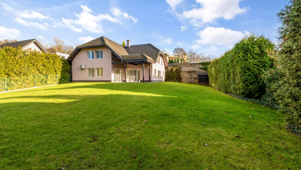 Na prenájom 5 - izbový rodinný dom v Záhorskej Bystrici na Strmom Vŕšku