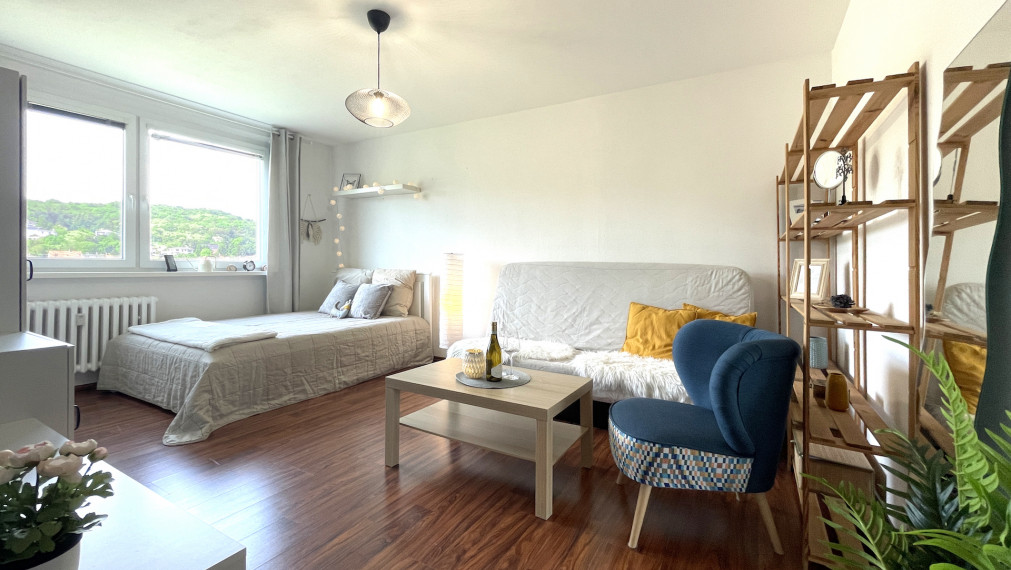 **PREDANÝ** Slnečný 1i byt neďaleko DK Dúbravka s TOP výhľadom na Devínsku kobylu