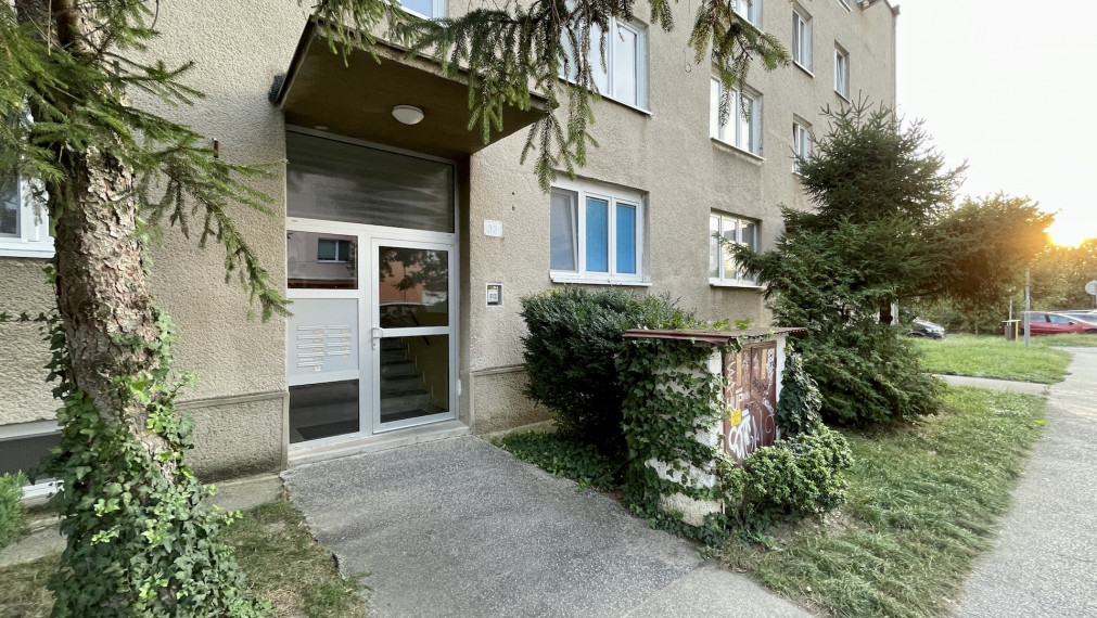 **PREDANÝ** Slnečný 4i byt v príjemnom tichom prostredí DNV v časti Kostolné