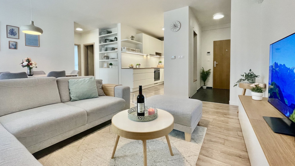 **PREDANÝ** Priestranný klimatizovaný 3i byt s dvoma balkónmi v lukratívnom projekte Záhradné Vily