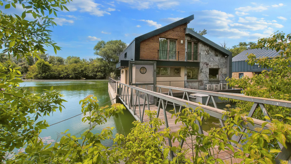 Fenomenálny hausbót v exkluzívnej lokalite Jaroveckého ramena - VIDEO