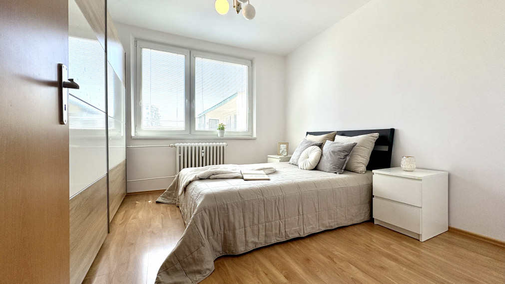 **PREDANÝ** Slnečný 4i byt s priestrannou loggiou na začiatku Dúbravky