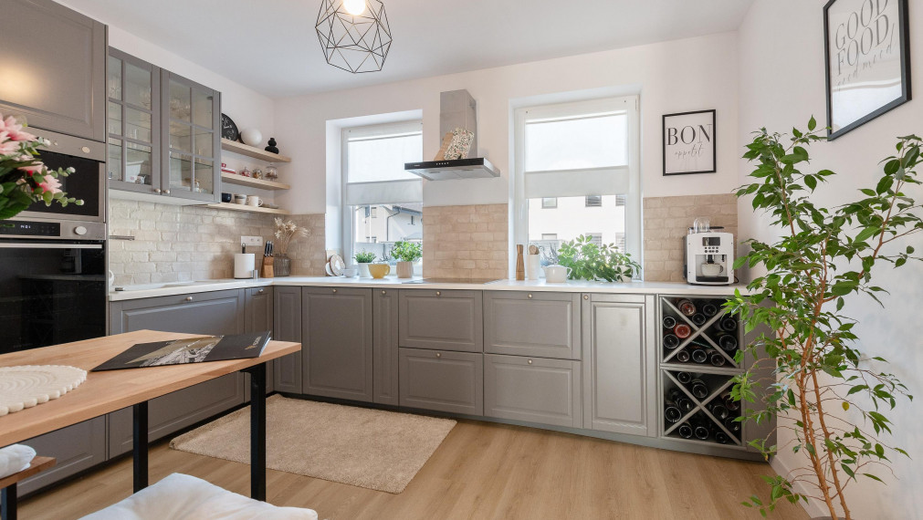 Slnečná - západná strana Rodinný dom  Hviezdoslavov -  ZARIADENY