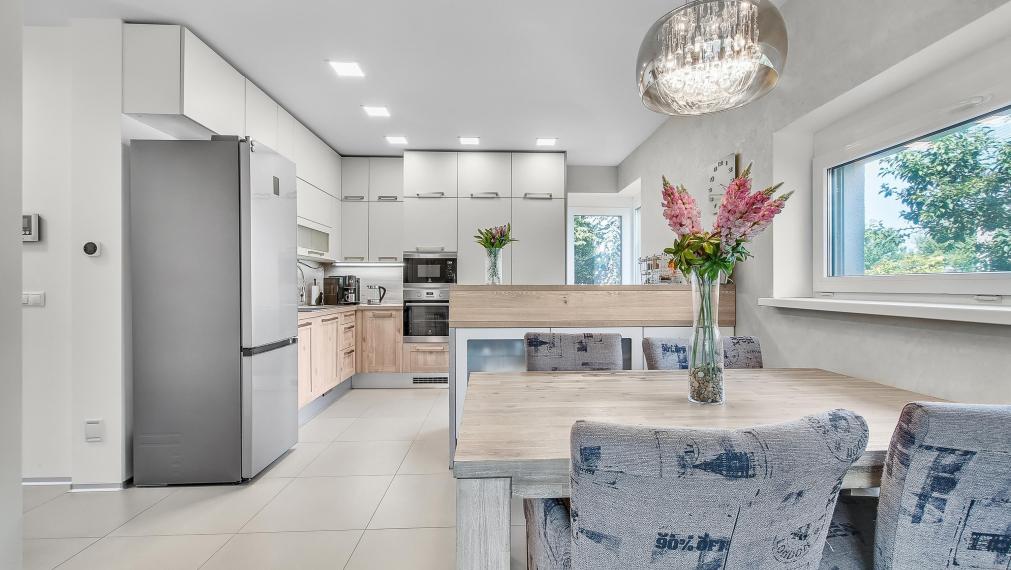 REZERVOVANE  Moderný 4 izbový rodinný dom so zimnou záhradou, saunou , dvojgarážou v lukratívnej lokalite Chorvátsky Grob, časť Čierna voda