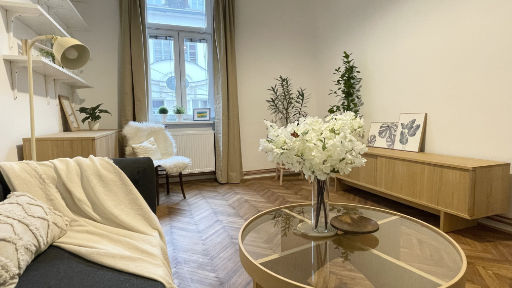 2-izbový staromestský byt s vysokými stropmi | 29. augusta | ihneď voľný