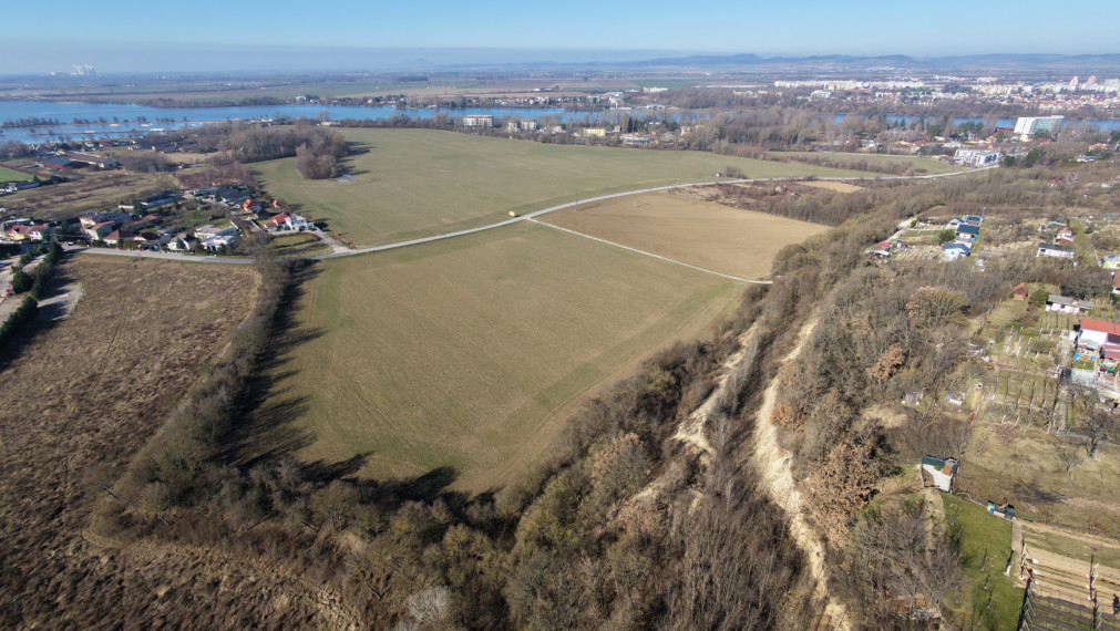 Pozemok na samote. Ratnovce, Banka pri Piešťanoch, 5402m2