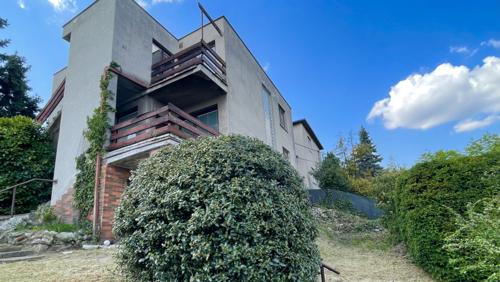 KOLIBA – HLAVNÁ ULICA | Rodinný dom s 2 bytmi, na pozemku 553 m² s krásnymi výhľadmi na BA | investícia / prestavba / nový projekt