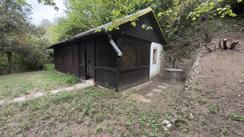 Chata na samote. Pozemok 5402m2, Ratnovce, pri Piešťanoch.