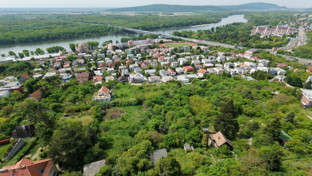 Tri susediace pozemky na Hradnom kopci. Bôrik, Bratislava