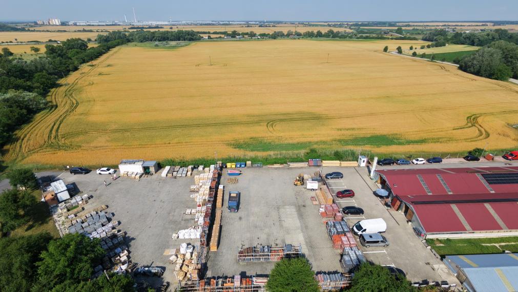 Spevnená plocha 1 050 m² pre nákladné autá, kontajnery a skladovanie – Záhorská Bystrica, D2