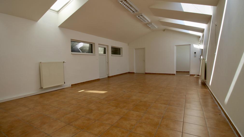 Atraktívne kancelárske priestory 100 m² s veľkým parkovaním – Záhorská Bystrica