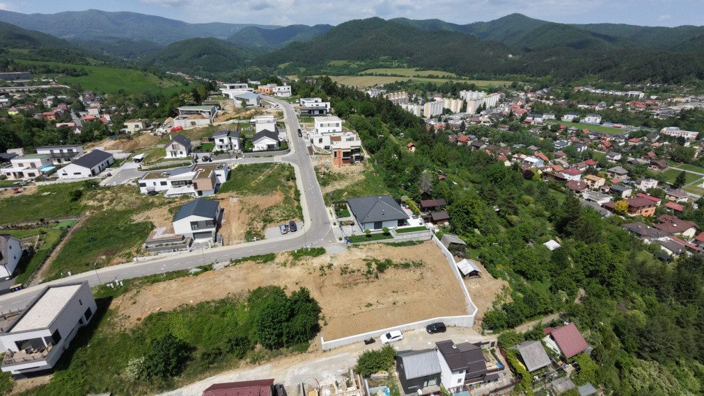 Exkluzívny pozemok so stavebným povolením a  panoramatickým výhľadom