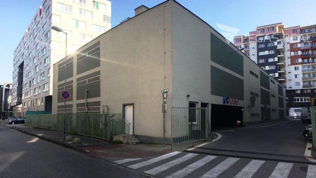 Garážové státie v parkovacom dome v Ružinove na Mraziarenskej ulici