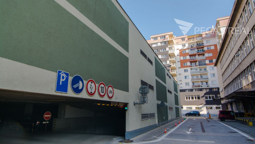 Garážové státie v parkovacom dome v Ružinove na Mraziarenskej ulici