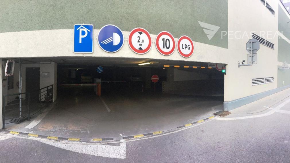 Garážové státie v parkovacom dome v Ružinove na Mraziarenskej ulici