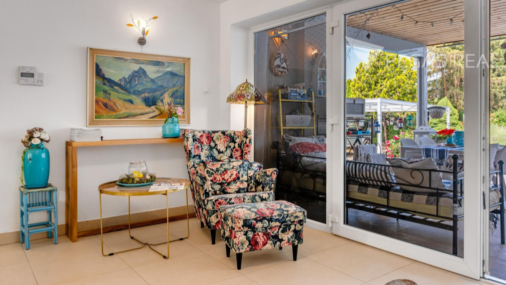 Rodinný dom s bazénom a veľkým pozemkom