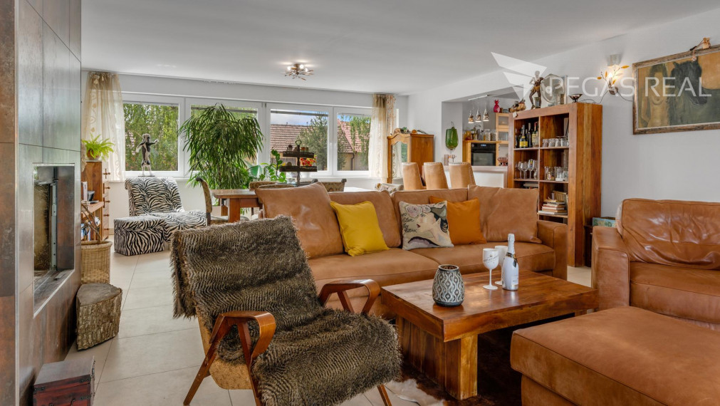 Rodinný dom s bazénom a veľkým pozemkom