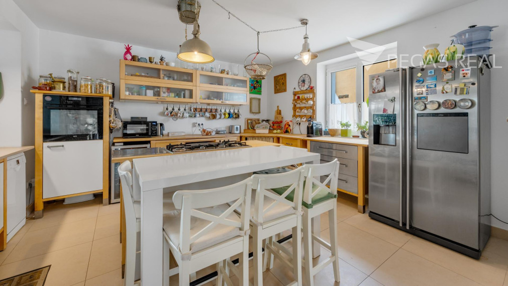 Rodinný dom s bazénom a veľkým pozemkom