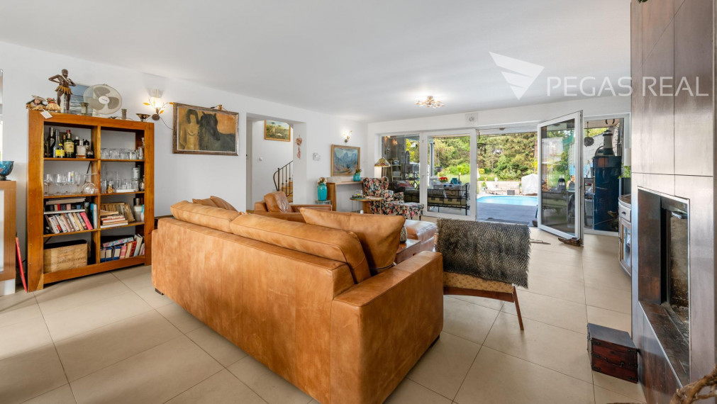 Rodinný dom s bazénom a veľkým pozemkom