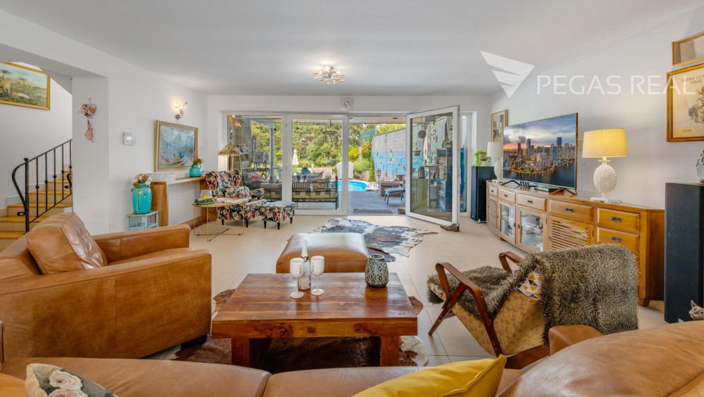 Rodinný dom s bazénom a veľkým pozemkom