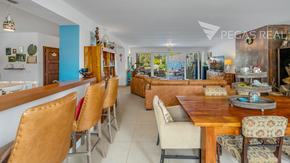 Rodinný dom s bazénom a veľkým pozemkom