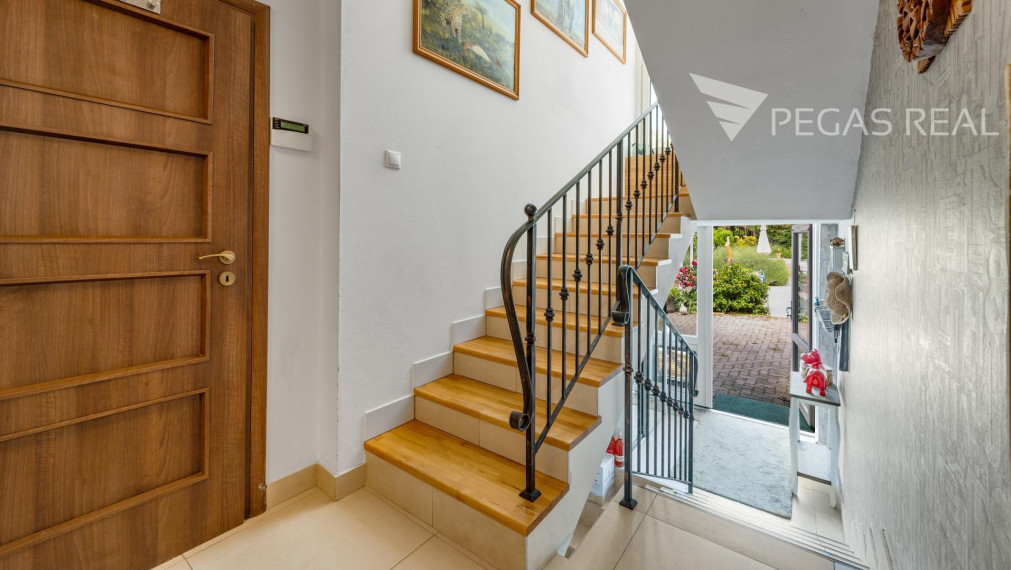 Rodinný dom s bazénom a veľkým pozemkom