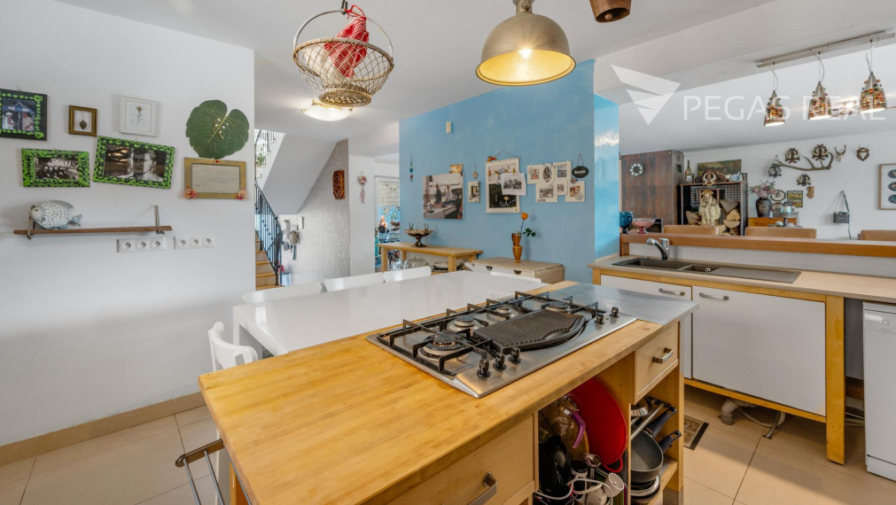 Rodinný dom s bazénom a veľkým pozemkom