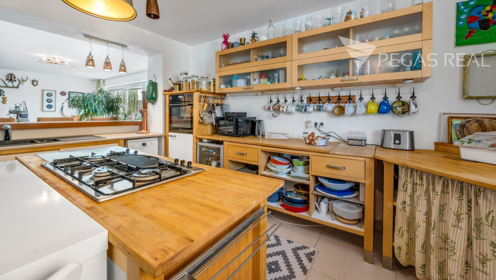 Rodinný dom s bazénom a veľkým pozemkom