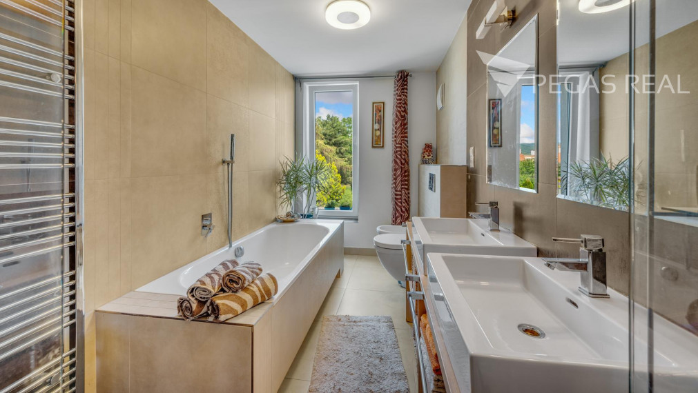 Rodinný dom s bazénom a veľkým pozemkom