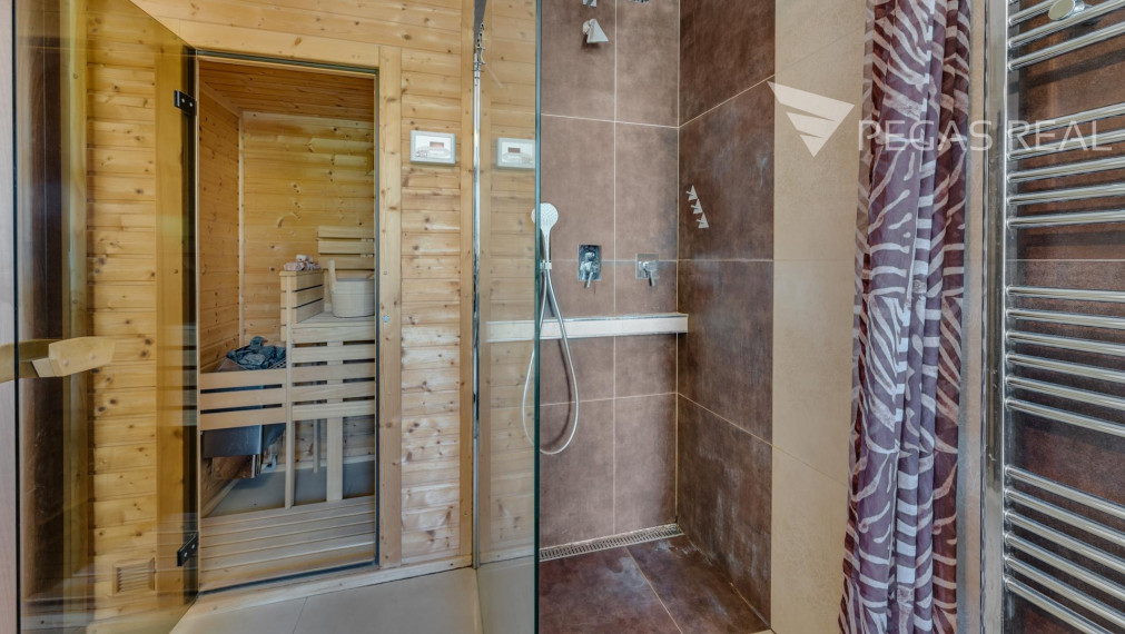 Rodinný dom s bazénom a veľkým pozemkom