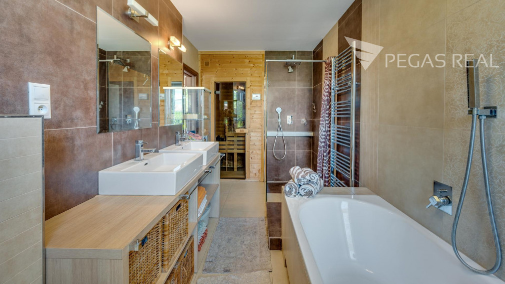 Rodinný dom s bazénom a veľkým pozemkom